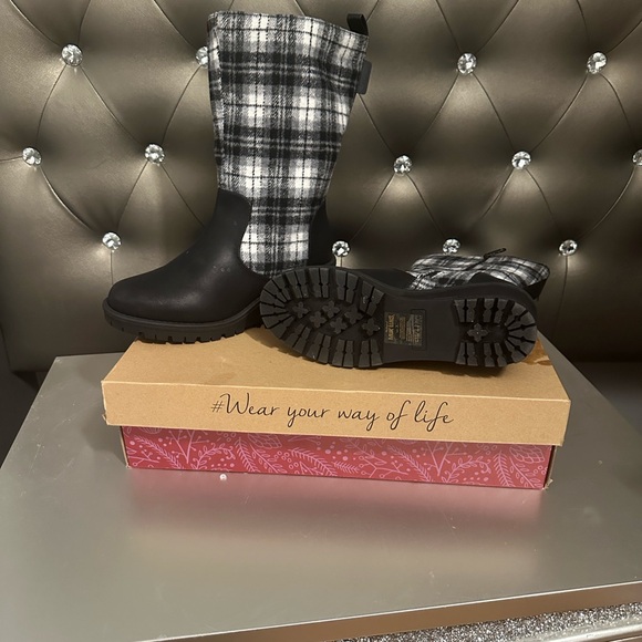 Muk Luks Black and White Plaid Wedge Boots - Picture 4 of 4